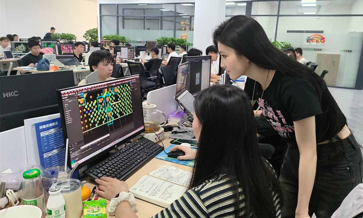 刘老师指导学员设计