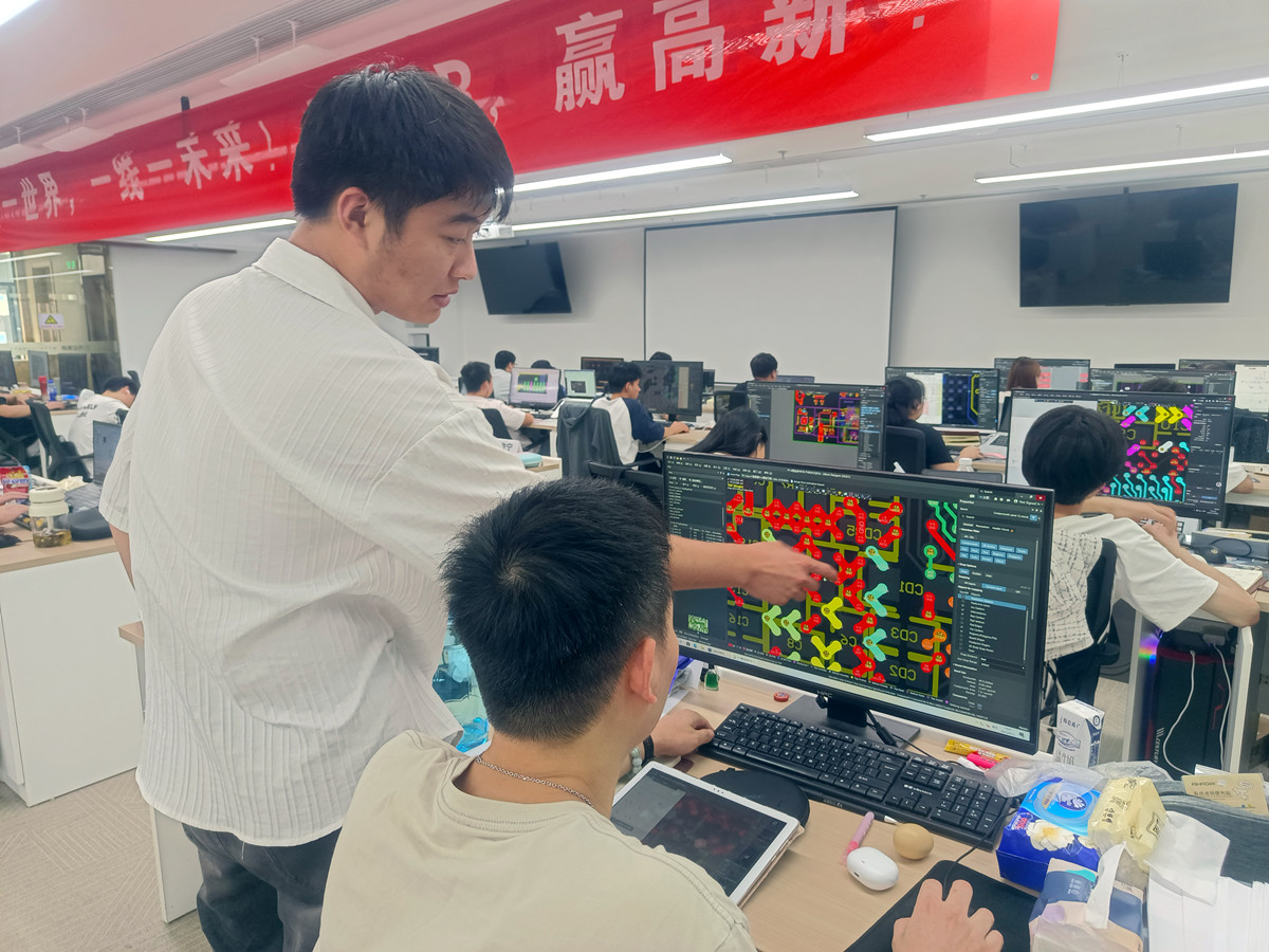 老师指导学生设计